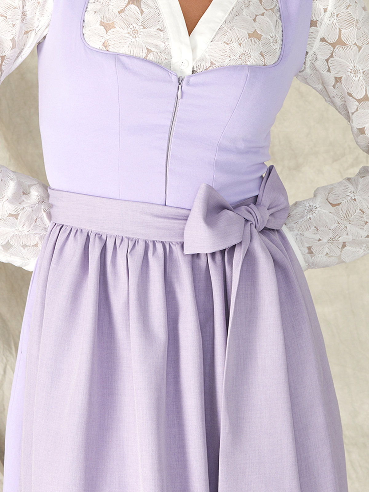 Moderne Dirndl-Bluse in Lila – perfekt für den Alltag und besondere Anlässe