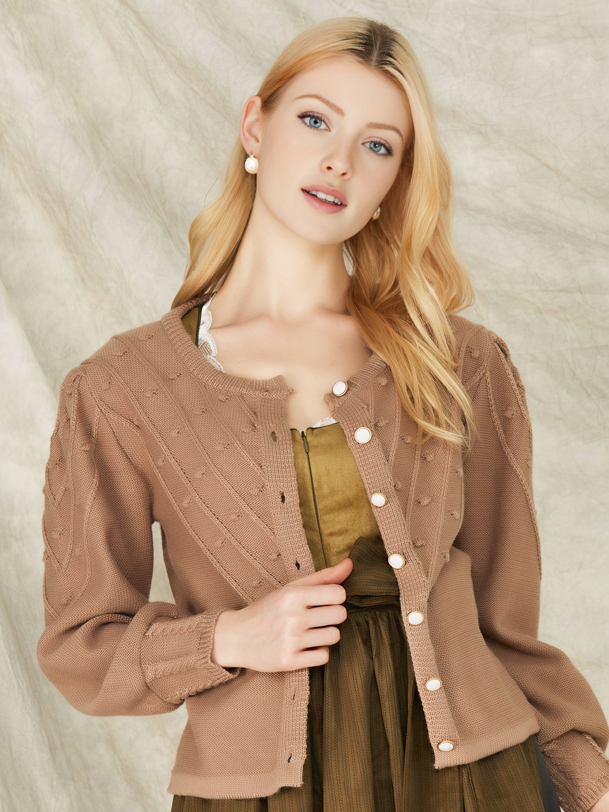 Modernes graues Dirndl mit schmaler Taillenbetonung