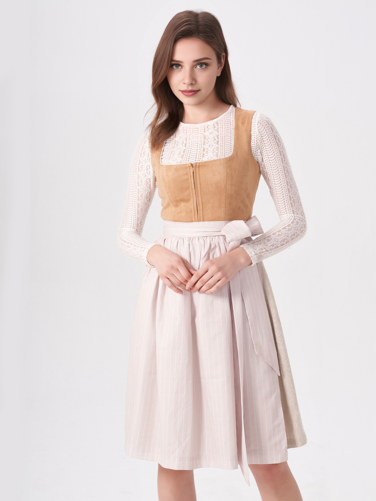 Modernes Dirndl in Braun mit figurbetonter Silhouette