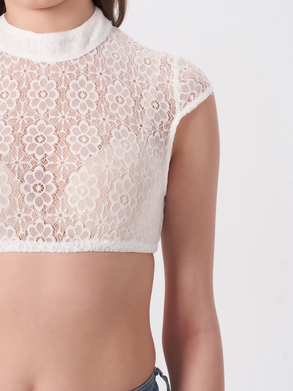 Elegantes weißes Dirndl mit Spitzenbluse