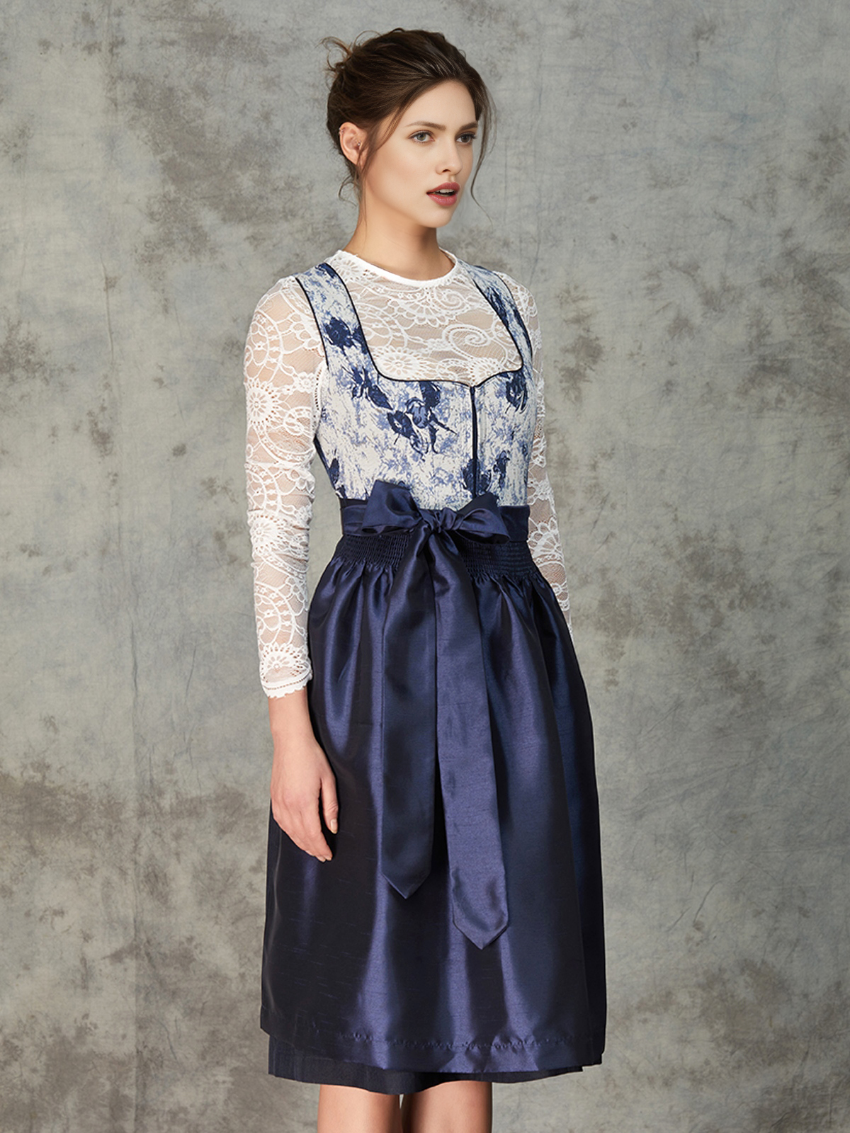 Modernes blaues Ehreer Dirndl mit schlanker Silhouette