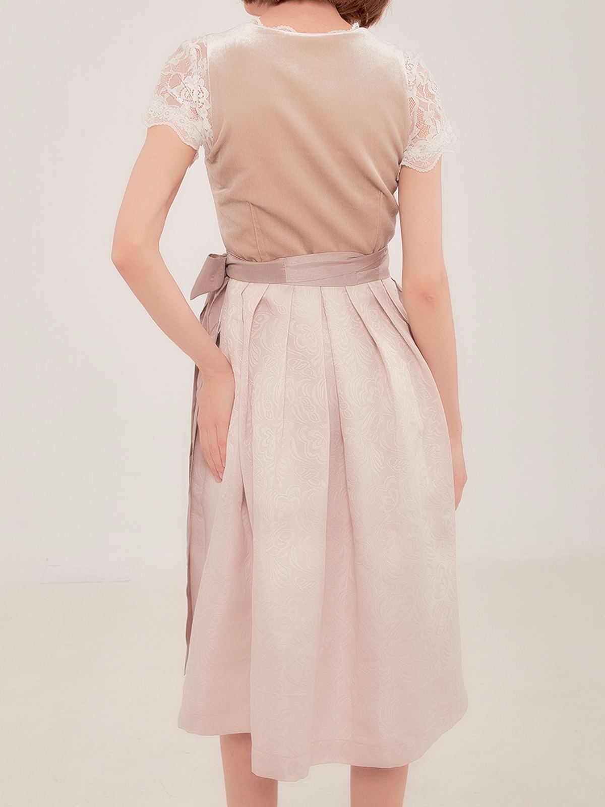 Modernes Dirndl in Braun mit schwarzer Schürze