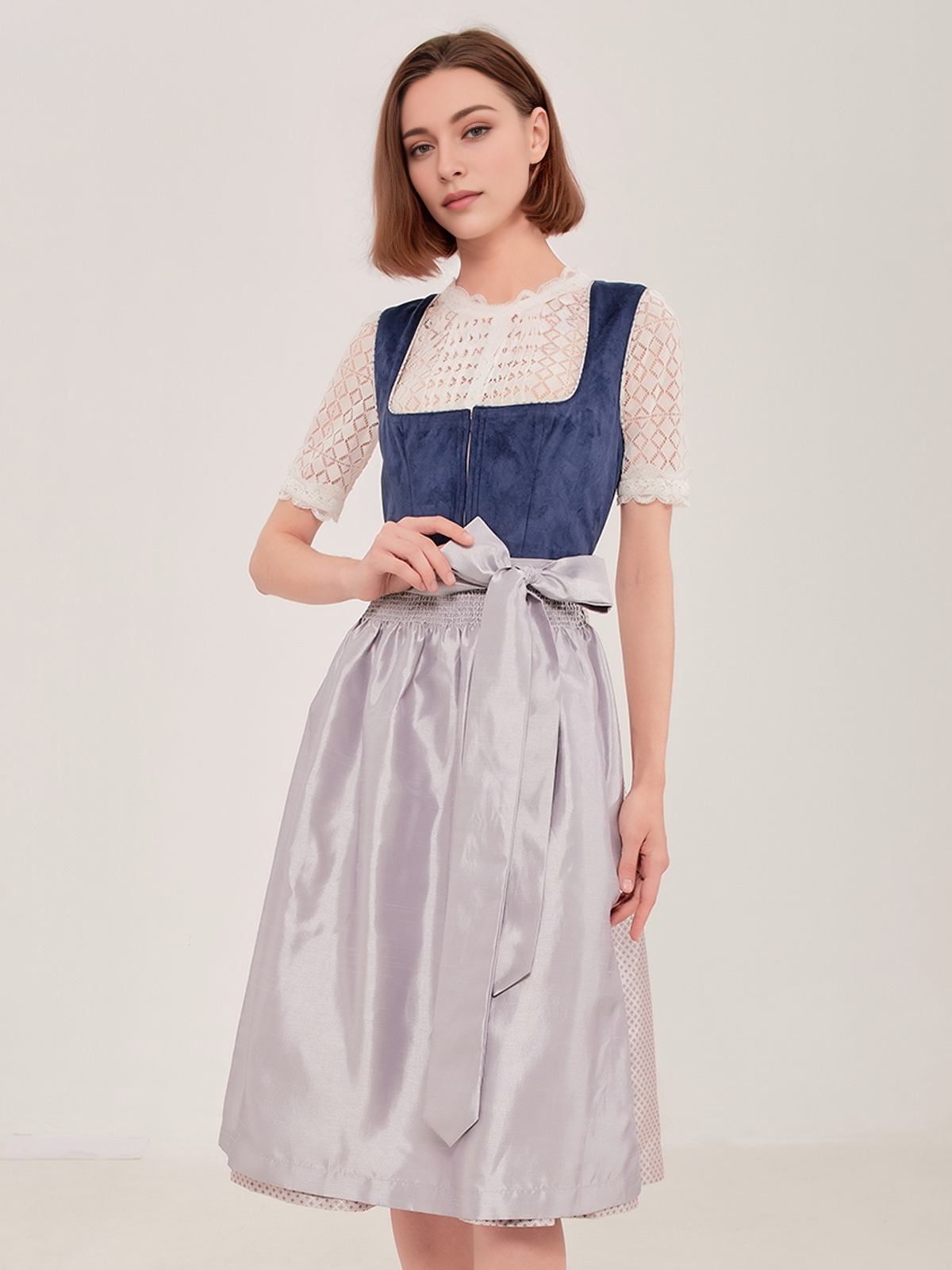 Modernes blaues Dirndl mit floralen Details
