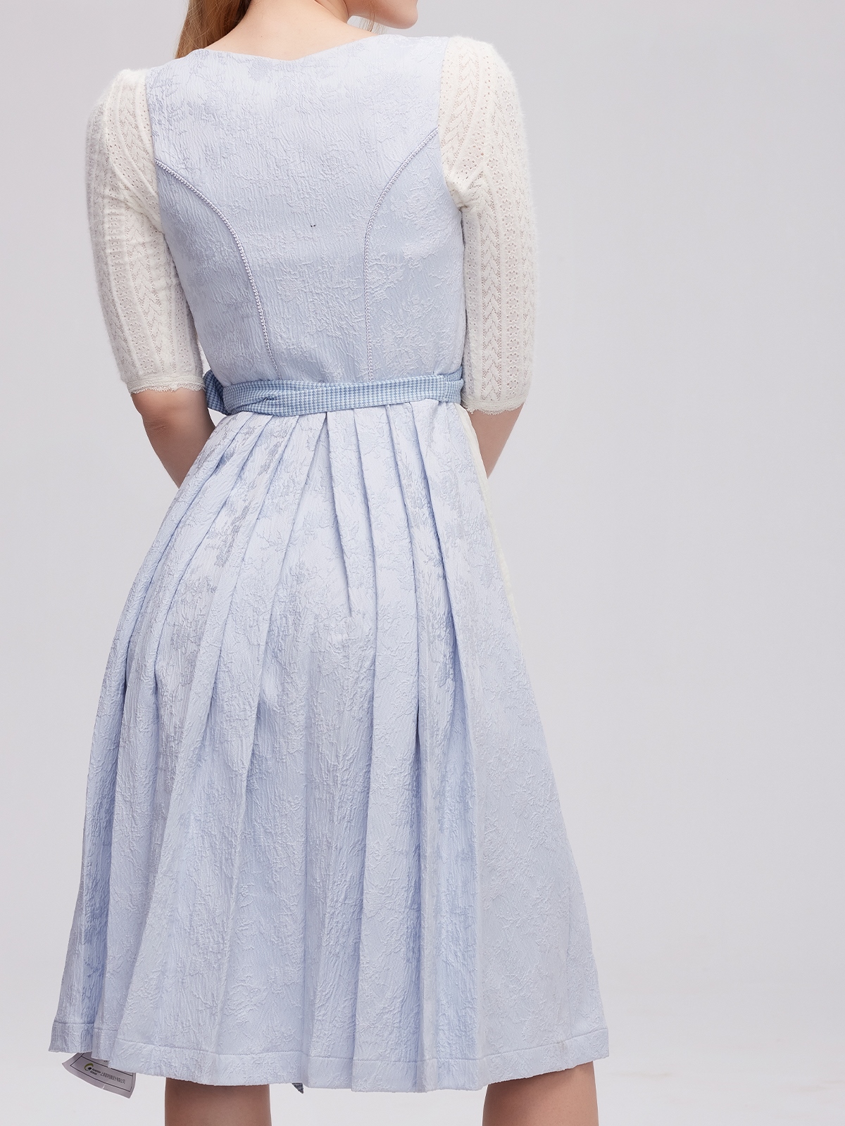 Dirndl in Blau mit traditionellem Design