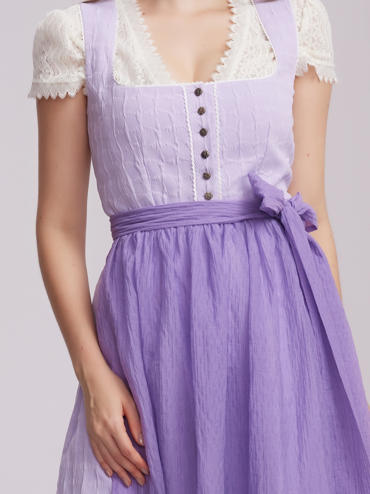 Modernes Dirndl in Lila