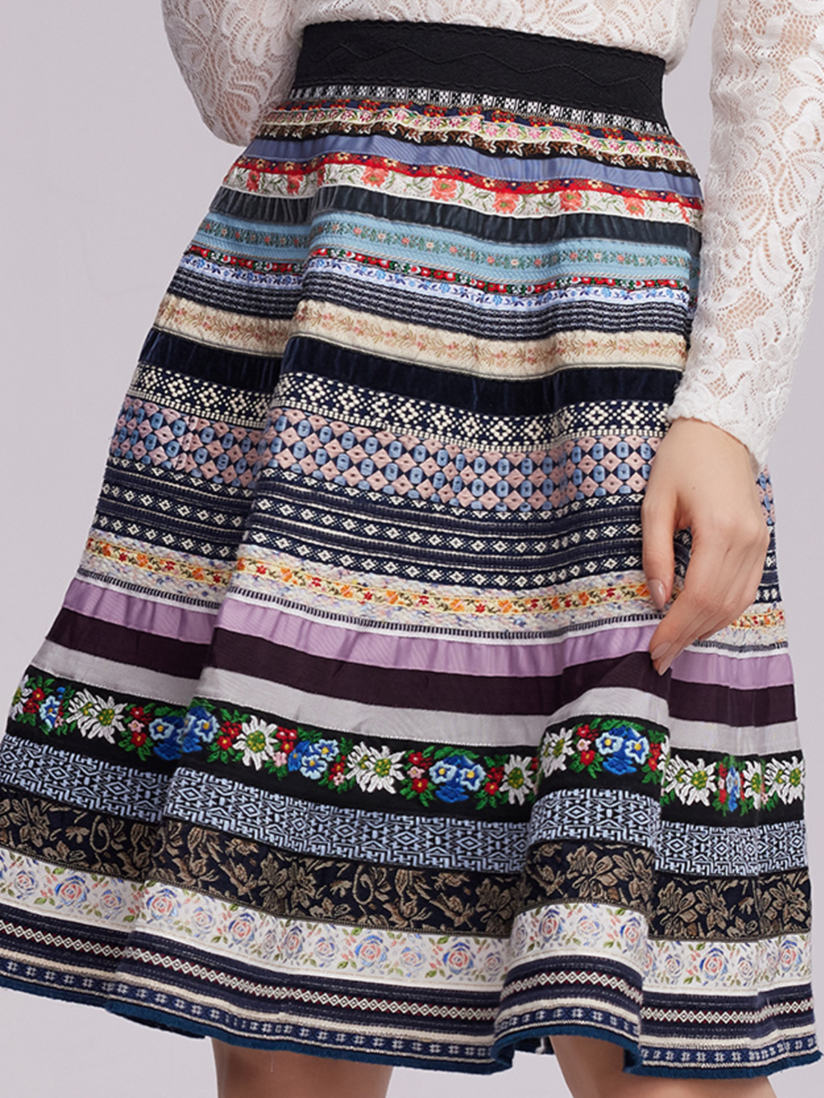 Moderne graue Dirndl mit blauem Muster